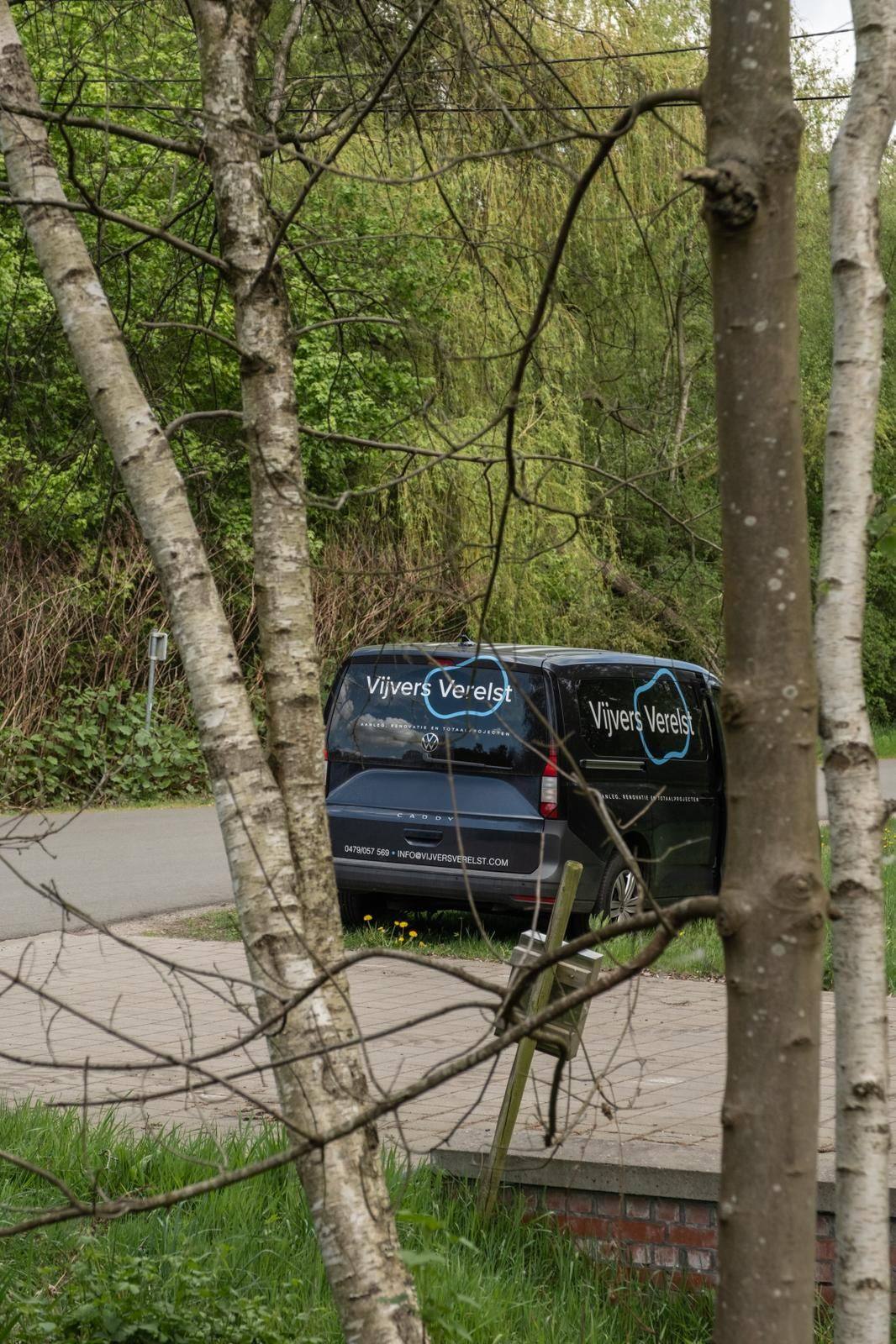Vijvers Verelst bestelwagen geparkeerd in een groene laan